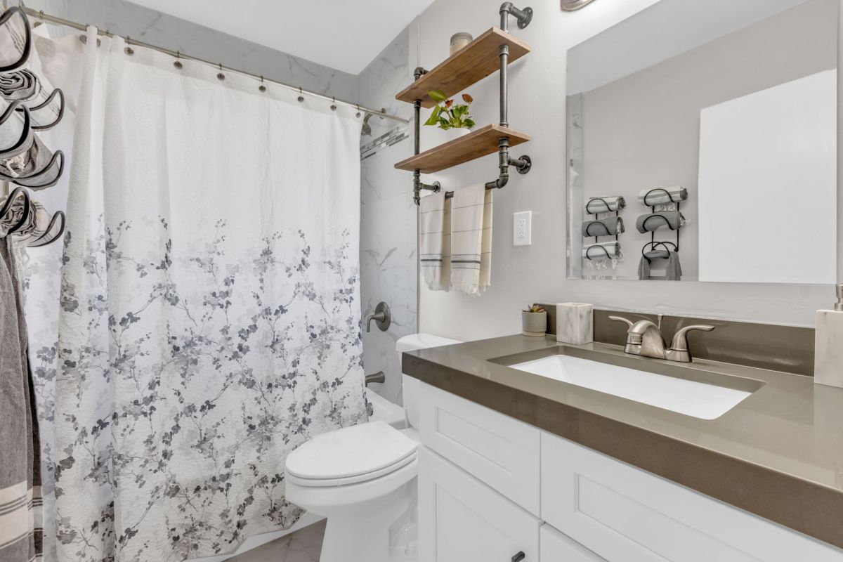 7775 Steffensen Dr-Cottonwood Heights-Upstairs Bathroom