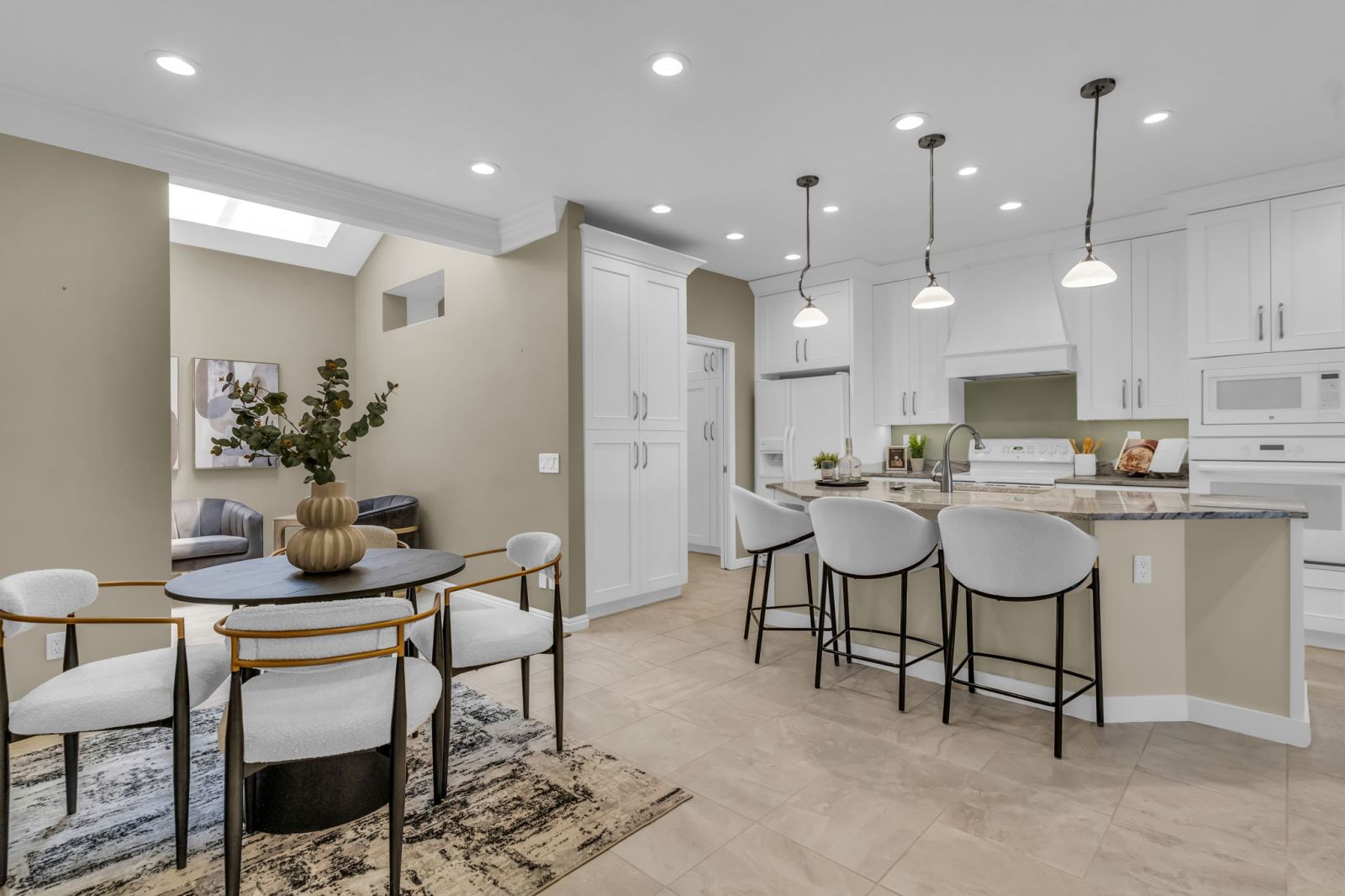Kitchen Photo of 811 Grandridge Dr, Salt Lake City, Utah 84103