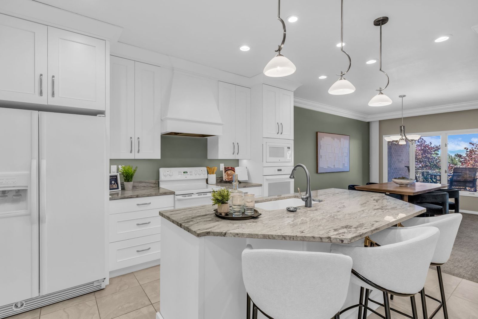 Kitchen Photo of 811 Grandridge Dr, Salt Lake City, Utah 84103